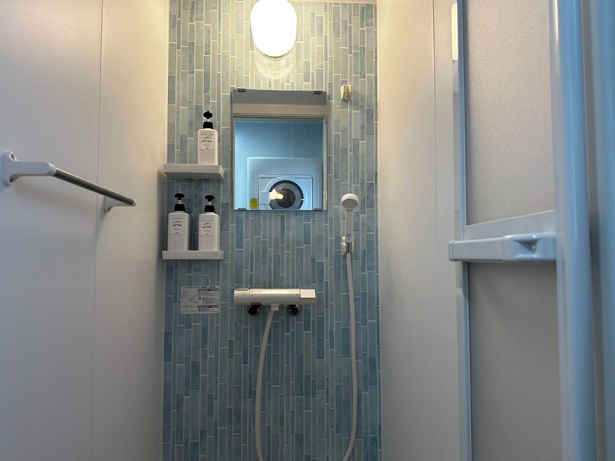 Haartrockner, Handtücher, Seife, Shampoo