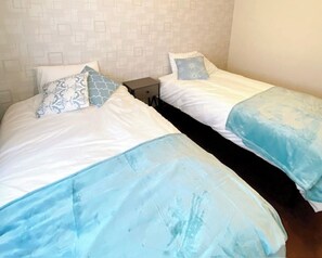 3 多间卧室、免费 WiFi、床单