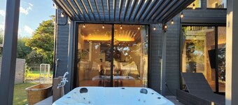 Barrel sauna outdoor jacuzzi BBQ pet dog allowe / Choseigun Chiba