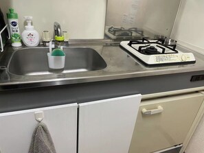 Jääkaappi, mikroaaltouuni, liesi, keittoastiat/astiat/ruokailuvälineet