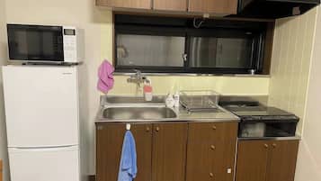 Fridge, microwave, stovetop, cookware/dishes/utensils