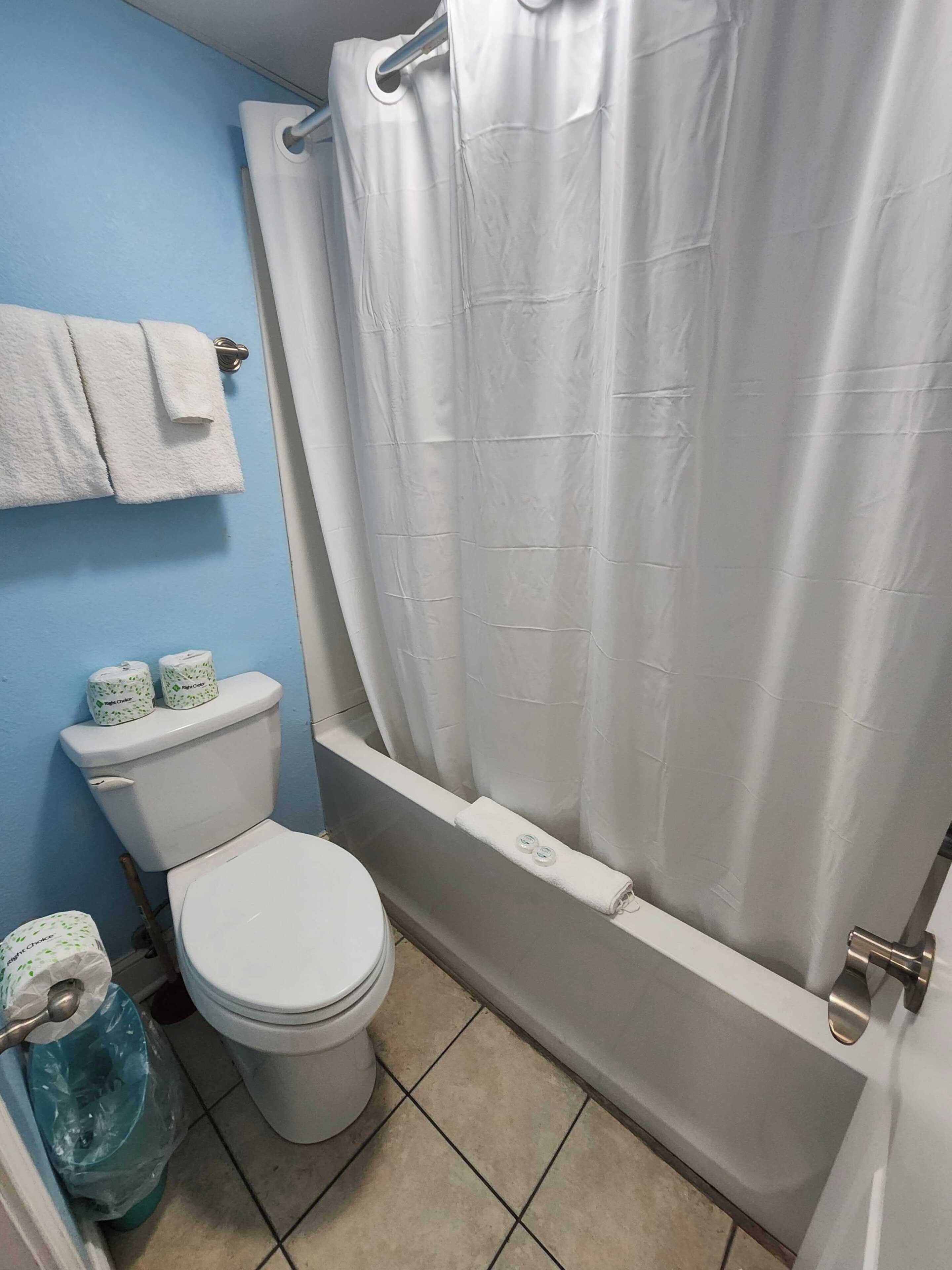 Douche, séchoir à cheveux, serviettes fournies, shampooing