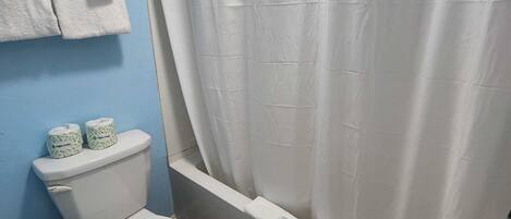 Douche, séchoir à cheveux, serviettes fournies, shampooing