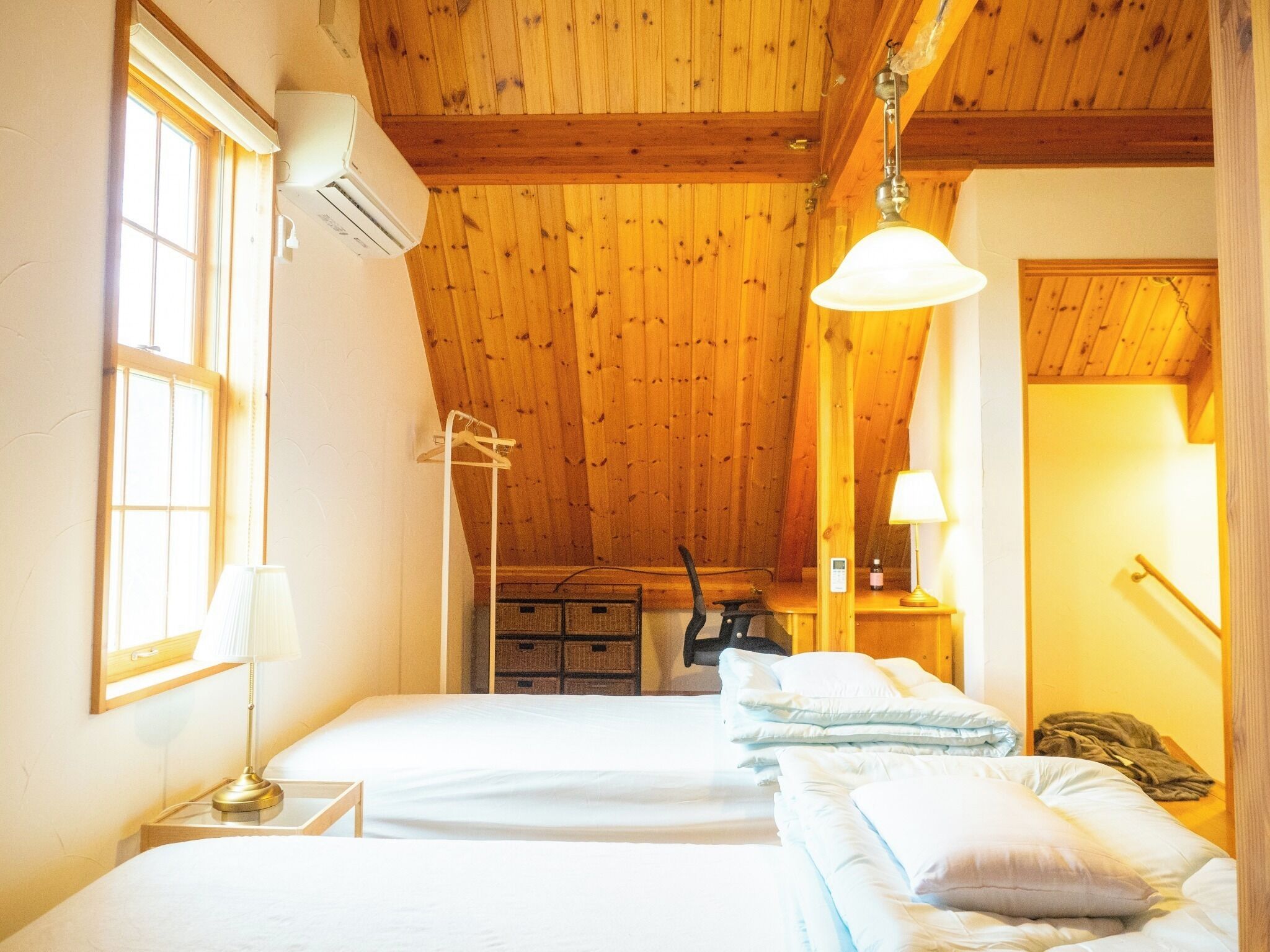 3 habitaciones, escritorio, tabla de planchar con plancha y internet 