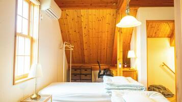 3 habitaciones, escritorio, tabla de planchar con plancha y internet