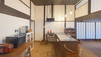 冷蔵庫、電子レンジ、コンロ、調理器具と食器