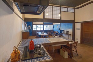 Refrigerador, microondas, parrilla de estufa y utensilios de cocina 