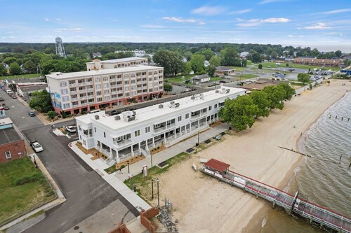 Luxurious 3 Bedroom Riverfront Condo with Private Deck