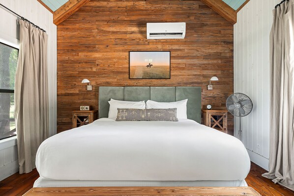 1 bedroom - Room with One King and Two Twin Beds, Private Patio with Creek View (Comfort)