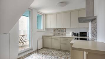 Kühlschrank, Mikrowelle, Ofen, Herdplatte