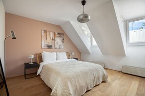 3 habitaciones, tabla de planchar con plancha, wifi y ropa de cama 