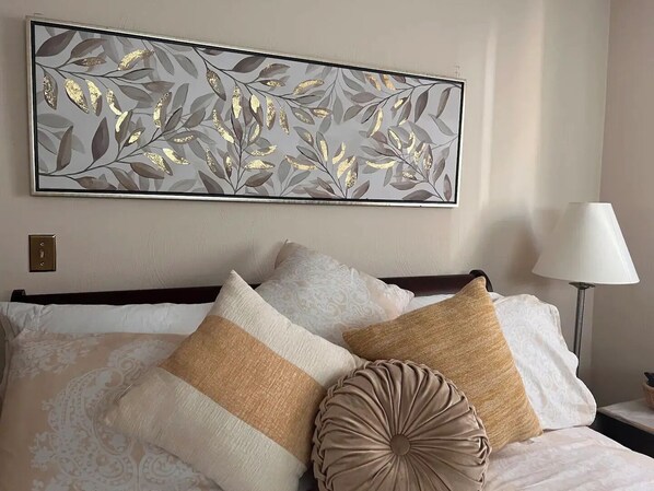 2 bedrooms, WiFi, bed sheets - Bayshore Breeze
(Hampton)