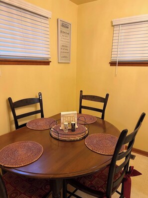 Dining - Bayshore Breeze

 (Hampton)