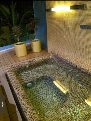 Bañera de hidromasaje al aire libre