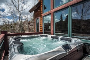 Bañera de hidromasaje al aire libre