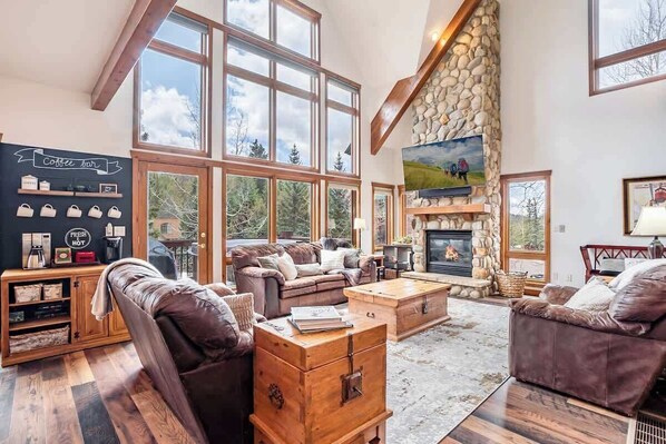 テレビ、暖炉、テレビゲーム、ステレオ