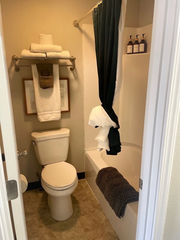 Towels, soap, toilet paper - Anchor Point Stay - Room 5 (Anchor Point)