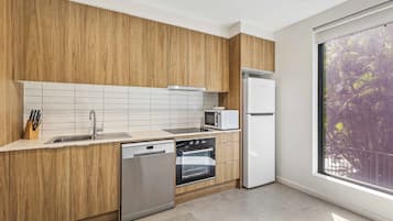 Refrigerador con congelador, microondas, horno y parrilla de estufa