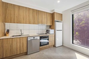 Full-sized fridge, microwave, oven, stovetop