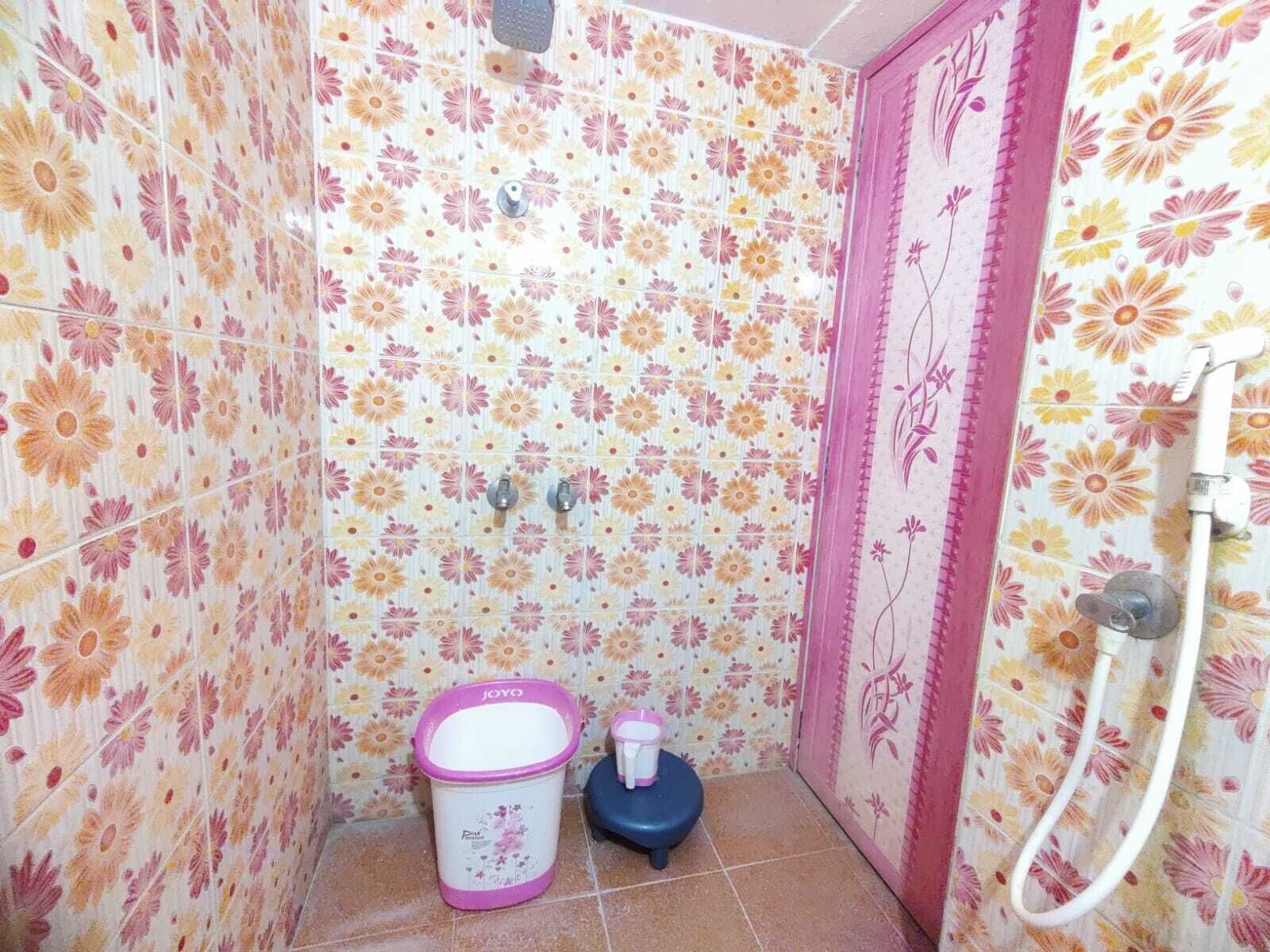 Bruser, hårtørrer, håndklæder, Sæbe