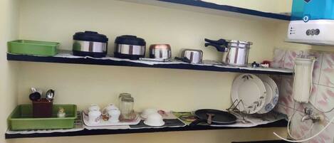 Réfrigérateur, plaque de cuisson, bouilloire électrique, blender