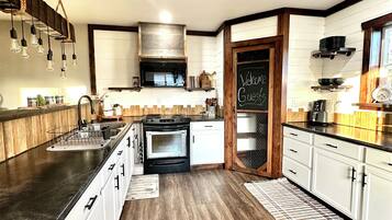 Frigorifero, microonde, forno, piano cottura