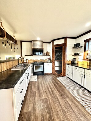 Fridge, microwave, oven, stovetop - Cozy house in Plummer (Plummer)