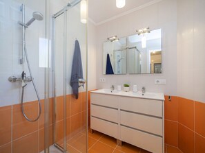 Een haardroger, handdoeken