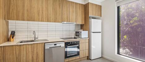 Kylskåp, mikrovågsugn, ugn och spishäll