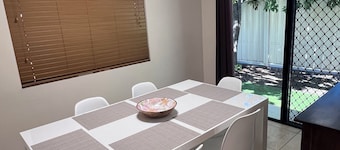 Cozy 1-bedroom fully furnished unit in marvelous Emerald with WiFi, AC, Laundry