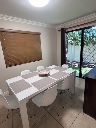 Cozy 1-bedroom fully furnished unit in marvelous Emerald with WiFi, AC, Laundry