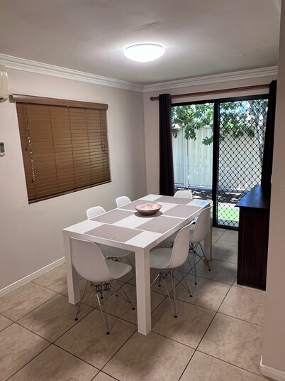 Cozy 1-bedroom fully furnished unit in marvelous Emerald with WiFi, AC, Laundry