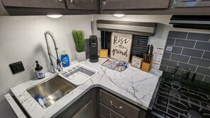 Fridge, microwave, oven, stovetop - Cozy RV with 1 King bedroom, WiFi & AC in Pleasant Acworth (Acworth)