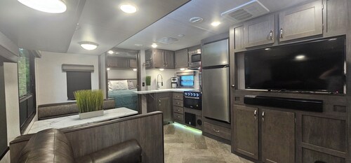 Cozy RV with 1 King bedroom, WiFi & AC in Pleasant Acworth
