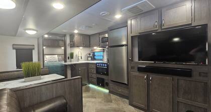 Cozy RV with 1 King bedroom, WiFi & AC in Pleasant Acworth