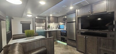 Cozy RV with 1 King bedroom, WiFi & AC in Pleasant Acworth