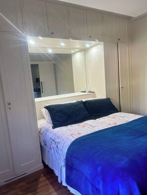 1 habitación, tabla de planchar con plancha, wifi y ropa de cama 