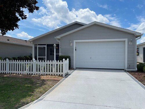 Newly furnished Patio Villa between Lake Sumter & Brownwood. Golf Cart included!