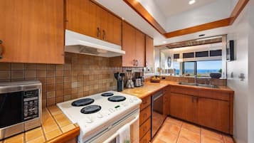 Kylskåp, mikrovågsugn, ugn och spishäll