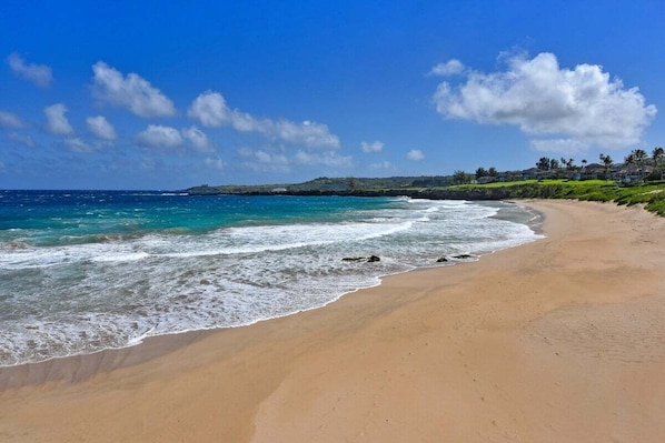 Playa en los alrededores, camastros y toallas de playa