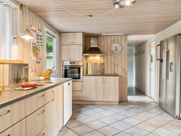 Kylskåp, mikrovågsugn, ugn och diskmaskin