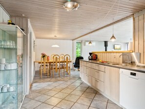 Kylskåp, mikrovågsugn, ugn och diskmaskin