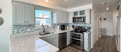 冷蔵庫、電子レンジ、オーブン、コンロ