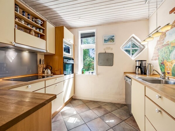 Fridge, microwave, dishwasher, cookware/dishes/utensils
