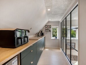 Kylskåp, mikrovågsugn, diskmaskin och barnstol