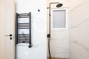 Shower, hair dryer, towels, soap - Modern 2-Bedroom Gem close to Metro (Athens)