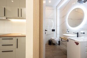 Douche, sèche-cheveux, serviettes fournies, savon