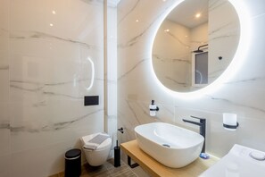 Suihku, hiustenkuivaaja, pyyhkeet, saippua