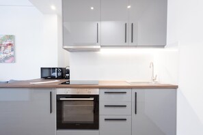 Réfrigérateur, micro-ondes, four, cafetière/bouilloire