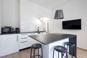 Kühlschrank, Mikrowelle, Ofen, Geschirrspüler